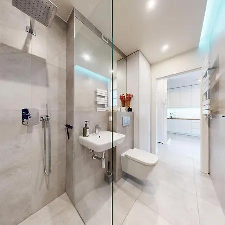 Z Garazem Podziemnym Varşova